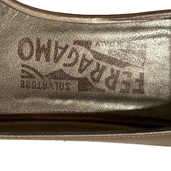 Salvatore Ferragamo Vera gold bow heeled shoe 7 1/2 - Picture 4 of 9